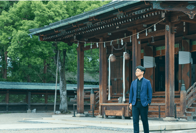 神社の境内に立つ小磯知之