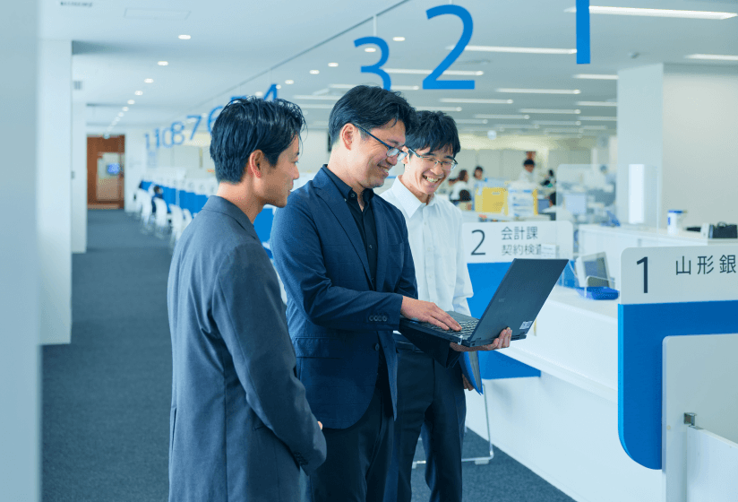 職場の仲間と打ち合わせをする小磯知之