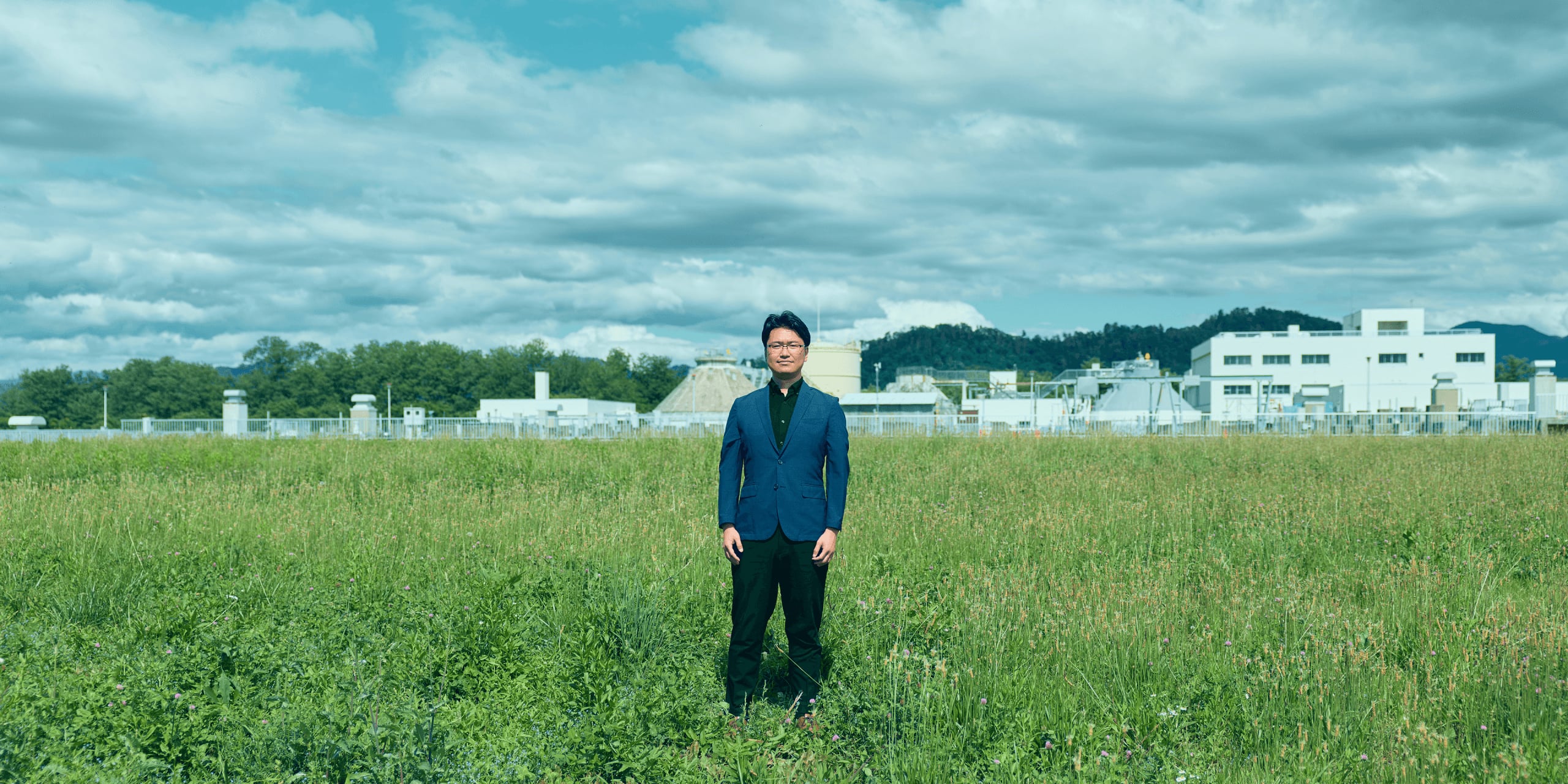 草原に立つ小磯知之